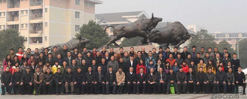 绿叶公司员工于地区经理们在湖南农业大学五牛像合影